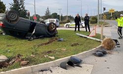 Otomobil 2 direk devirip ters döndü, araçtakiler yarala almadan kurtuldu