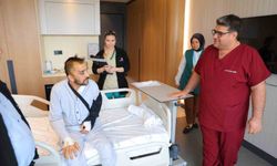 Otomobille giderken kafasına kaya yuvarlandı, başarılı ameliyatla sağlığına kavuştu