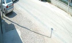 Park halindeki otomobil yola çıkarken elektrikli bisiklete çarptı