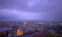 Şimşeklerin geceyi aydınlattığı Hatay'da dolu yağışı yolları göle çevirdi