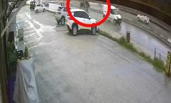 Sürücüsü markete gitti, el freni çekilmeyen otomobil ana yola çıktı