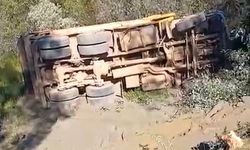 Alanya'da kamyon şarampole devrildi sürücü hayatını kaybetti