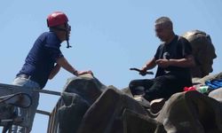 Anıtın tepesinde kulaklık takıp dans etti yanına kimseyi yaklaştırmadı