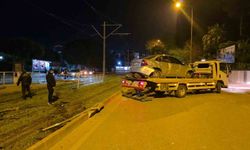 Antalya'da alkollü sürücü tramvay durağına daldı