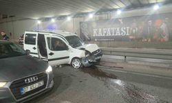 Antalya'da kontrolden çıkan otomobil bariyerlere çarptı: 3 yaralı