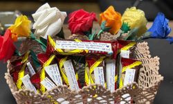 Çikolata ve çiçeklere yazdıkları notlarla öğretmenlerine sürpriz yaptılar