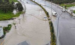 Göle dönen yolda araçların zorlu ilerleyişi havadan görüntülendi