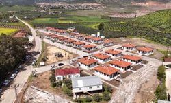 Hatay Büyükşehir Belediyesi, Karamağara'da inşa ettiği köy evlerinin anahtarlarını hak sahiplerine teslim etti