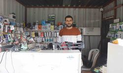 Hırsızın, arkadaşını 'sadece sıfır telefonları al' diyerek yönlendirdiği 150 bin TL'lik soygun kamerada