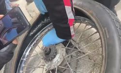 Kendi rızasıyla evindeki esrarı polise teslim etti, uyuşturucuyu motosiklet lastiğine gizlediği ortaya çıktı