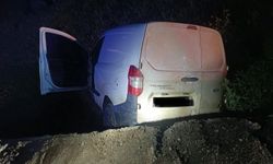 Kırıkhan'da şarampole devrilen hafif ticari aracın sürücüsü yaralandı