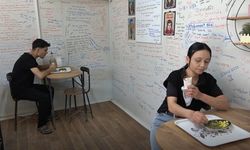 Konteynerdeki çiğ köftecinin duvarları 'duygu duvarı'na dönüştü