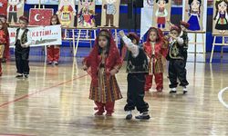 Kutlamaya katılan minik kız hem ağladı hem oynadı