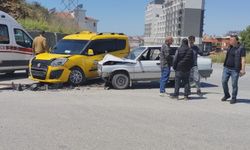 Manavgat'ta taksi ile otomobil çarpıştı: 2 yaralı