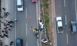 Mersin'de feci kaza: Otomobil ikiye bölündü, 4 kişi yaralandı