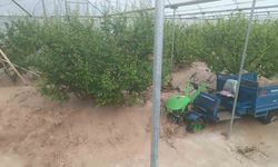 Mersin'de sağanak sele yol açtı: Yol çöktü, seralar zarar gördü