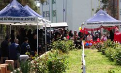 Okul saldırısında hayatını kaybeden çocukların mezarı Türk bayrakları ve balonlarla süslendi