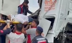 Osmaniye'de tır OSB giriş kapısına çarptı, sürücü kabinde sıkıştı