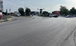 Otomobil çarptı, elektrikli bisiklet ikiye bölündü: Sürücü havada takla attı