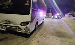 Serik'te midibüs ile çarpışan motosikletli yaralandı