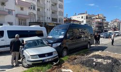 Serik'te tur minibüsü ile otomobil çarpıştı: 2 yaralı