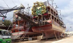 Turizm sezonu öncesi gezi tekneleri bakıma alındı