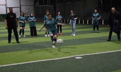 Yeşil sahadaki performanslarıyla erkeklere taş çıkaran kadınlar, halı saha maçında doyasıya eğlendiler