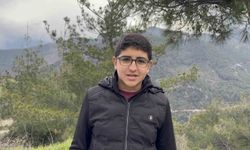 Yıpranan bayrağı fark eden öğrenci, yenisiyle değiştirdi