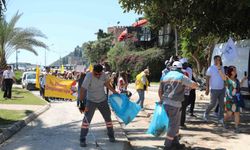 1 Mayıs kutlamalarında yürüyen işçilerle çalışan işçiler aynı karede