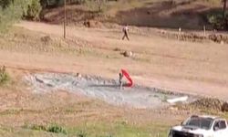 14 yaşındaki Yusuf, yere düşen bayrağı almak için piste koştu