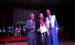70 yaşında üniversite bitirdi, mezuniyet belgesini profesör oğlu verdi