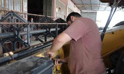 Adana'da buğday hasadı öncesi biçerdöverlerin bakımı yapılıyor
