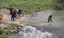 Adana'da Karaçay Nehri'nde mahsur kalan kamyondaki 2 kişi kurtarıldı