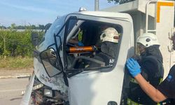 Antalya'da iki kamyonet çarpıştı: 2 yaralı