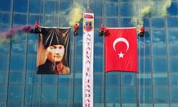 Antalya'da JAK timi, halatla sarktıkları 64 metre yükseklikte Türk bayrağı açtı