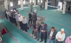 Camide namaz kıldığı sırada kalp krizi geçiren yaşlı adam, imamın kalp masajıyla hayata döndü
