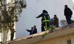 Çatıya çıkıp üzerine benzin döktü gazeteci oyaladı polis yakaladı