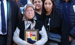 Duruşmaya oğlunun portresiyle gelen anne: 'Ne olur bir an önce ceza verin de buralara gelmeyeyim'