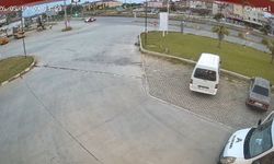 Kavşakta otomobile çarpan motosikletteki 2 kişi yaralandı
