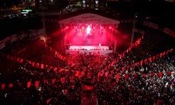 Kumluca'da festival coşkusu Poizi konseriyle devam etti