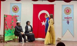 Masallar sahneye taşındı, meslek liselilerden miniklere masal gösterisi