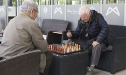 Mersin'de emekliler dolu dolu günler geçiriyor