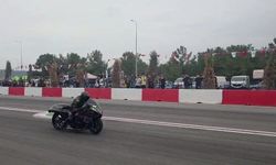 Motodrag yarışlarında bariyerlere çarpan motosikletin sürücüsü yaralandı
