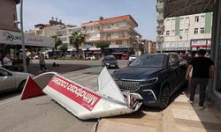 Önce otomobile ardından dev tabelaya çarptı, o anlar kameraya yansıdı
