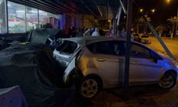 Osmaniye'de kontrolden çıkan otomobil marketin manav bölümüne girdi