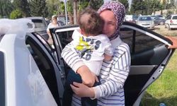 Otomobilde mahsur kalan evladına kavuşan anne gözyaşlarına boğuldu