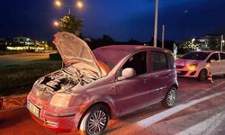 Seyir halindeki otomobil yandı, vatandaşlar yangın tüpleriyle yardıma koştu