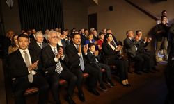 Tarihe tanıklık eden meclis binasında ilk perde 'Bu Da Geçer Ya Hu' adlı tiyatro oyunuyla açıldı