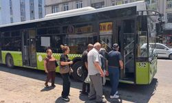 Adana'da bunaltan sıcaklarda dolmuş çilesi: 'Klimayı aç diyoruz, kapıları açıyorlar'