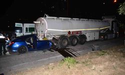 Adana'da otomobil tıra çarptı: 1 ölü, 2 yaralı